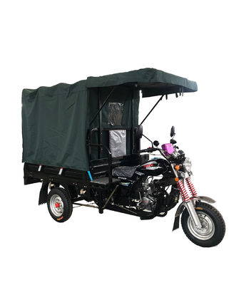 囲まれていた小屋150cc 50km/Hは3つの車輪のオートバイを覆った