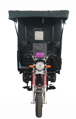 囲まれていた小屋150cc 50km/Hは3つの車輪のオートバイを覆った