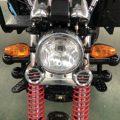 囲まれていた小屋150cc 50km/Hは3つの車輪のオートバイを覆った