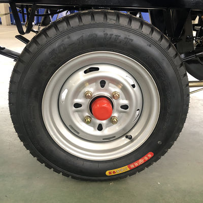 囲まれていた小屋150cc 50km/Hは3つの車輪のオートバイを覆った