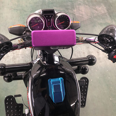 囲まれていた小屋150cc 50km/Hは3つの車輪のオートバイを覆った
